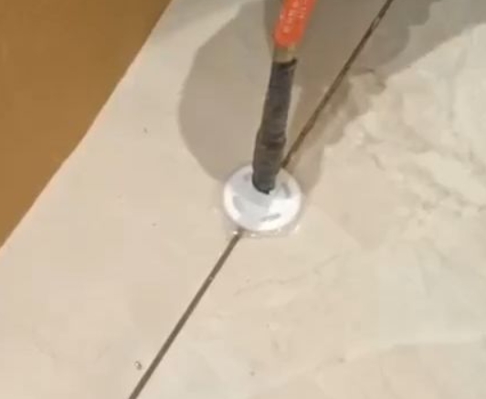 镇平瓷砖空鼓维修公司专业解答瓷砖在铺贴过程中，如果没有涂抹均匀到位的粘结材料（如水泥砂浆或瓷砖胶），可能会导致以下问题